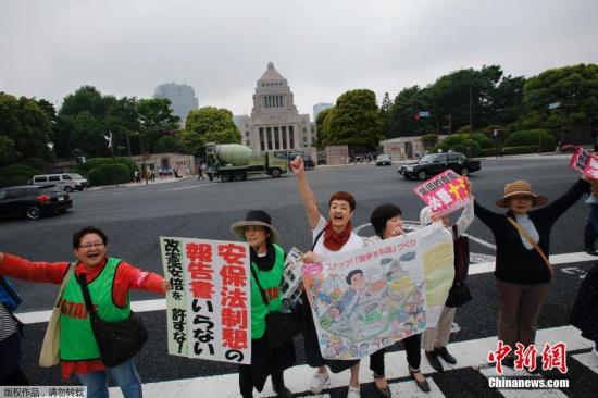 當(dāng)?shù)貢r間5月13日，日本示威者在位于東京的國會議事堂外高喊口號，反對日本政府計劃修憲以解禁自衛(wèi)權(quán)。