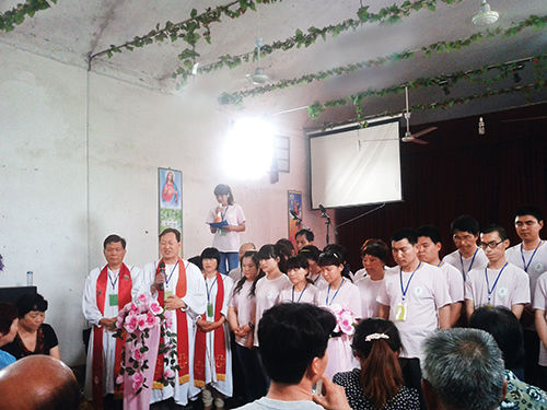 2013 年初，“全范圍教會”的信徒在參加集會。