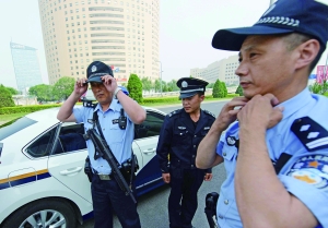 鳥巢附近,兩名民警和一名輔警負(fù)責(zé)該區(qū)域的巡邏任務(wù)。
