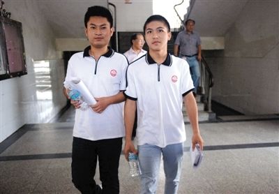 昨日下午5時,江西宜春“奪刀少年”柳艷兵和易政勇順利完成單獨高考,走出考場。