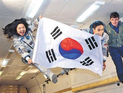 　2007年9月10日，李炤燕（左）在俄羅斯首都莫斯科接受零重力飛行訓(xùn)練。