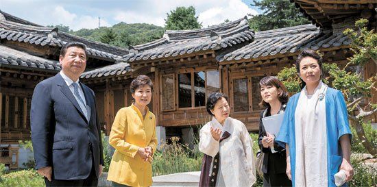 照片中左起分別是習(xí)近平、樸槿惠、家具博物館館長鄭美淑(音)、隨同翻譯、彭麗媛。