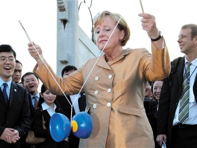 2007年8月27日，北京，默克爾正在玩扯鈴。