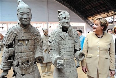 2010年7月17日，西安，默克爾參觀兵馬俑，慶祝生日。