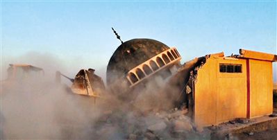 ISIS武裝人員駕駛推土機推倒一座清真寺的墻體。