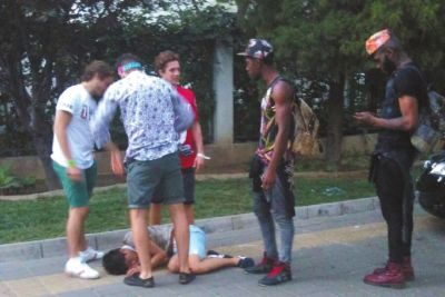 外籍男子路邊發(fā)現(xiàn)醉漢將其圍住。
