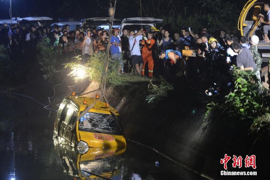 湖南湘潭校車翻入水庫(kù)致車上11人死亡