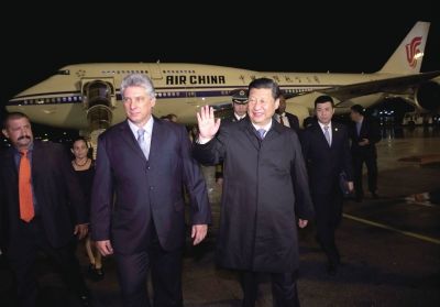 21日晚,習(xí)近平乘坐的專機抵達哈瓦那何塞·馬蒂國際機場。古巴國務(wù)委員會第一副主席兼部長會議第一副主席