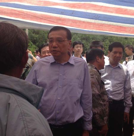 走進(jìn)帳篷，總理就握住蔡官耀的雙手說：“不行，這個(gè)帳篷太簡(jiǎn)易了”。說完這句，叮囑蔡官耀，“不能回家住”