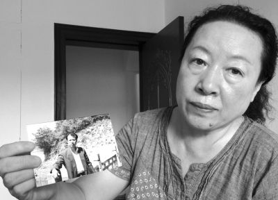 劉吉強的姐姐劉麗霞手持弟弟當年的照片。劉吉強在給家人的書信中多次要求申冤，家人為此奔走了16年。京華
