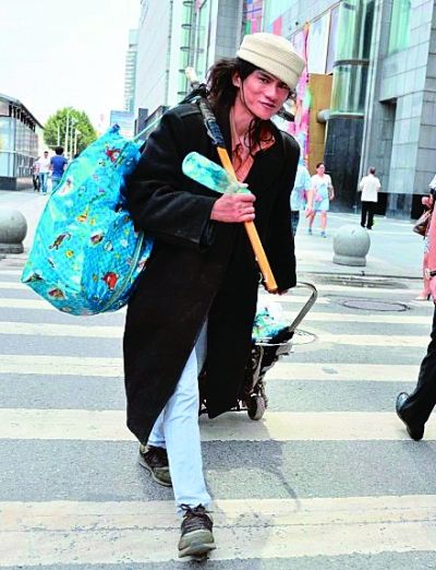 在武廣附近拍攝到的拾荒男。