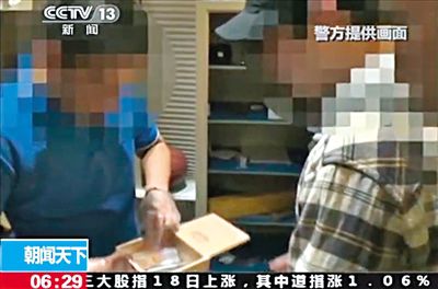 8月14日，警方從房祖名位于北京的住所搜出百余克大麻，房祖名（右）將部分毒品存放在這個(gè)木盒中。