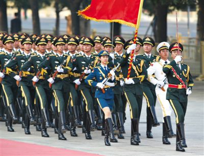 昨日，151人最大陣容的三軍儀仗隊，著新式禮賓服接受檢閱。這也是解放軍儀仗隊、軍樂團(tuán)新式禮賓服首次亮