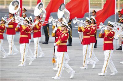 昨日，紅白相配的解放軍軍樂團(tuán)行進(jìn)演奏服亮相。杜洋 攝