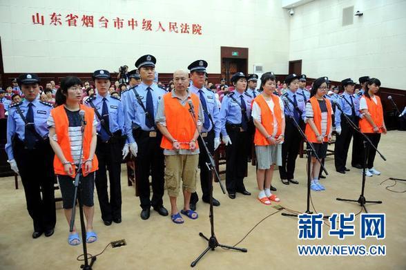 8月21日，被告人張帆、張立冬、呂迎春、張航、張巧聯(lián)到庭。法庭逐一核對(duì)被告人身份。