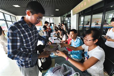8月23日，清華大學新生在辦理入學手續(xù)。