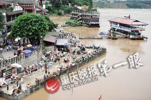 沙坪壩區(qū)磁器口，江水逼近休閑平臺。