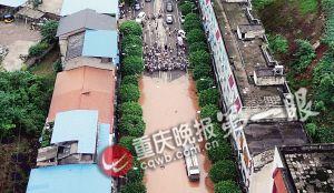 昨下午六點半，統(tǒng)景鎮(zhèn)上許多街道被淹，此時水位還在上漲。(重慶晚報航拍圖片)