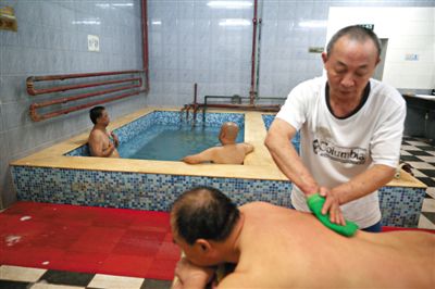 客人在搓澡。近日，百年歷史的鑫園浴池宣布將關(guān)張。新京報(bào)記者