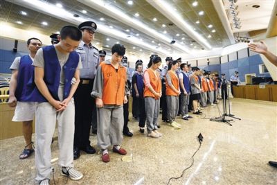 庭審現(xiàn)場(chǎng)。昨日，26名跨國(guó)電信詐騙嫌疑人在市一中院受審。