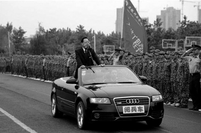 安徽新華學(xué)院院長(zhǎng)乘敞篷車“閱兵”場(chǎng)面。網(wǎng)絡(luò)截圖