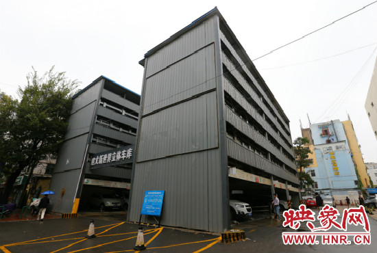 目前，市區(qū)內(nèi)的停車場數(shù)量還不能滿足廣大市民的需求。