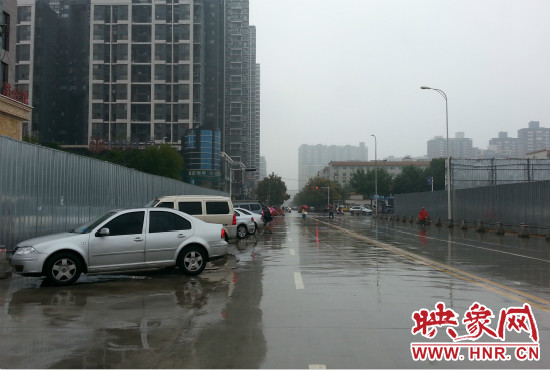 由于停車場分配不均，廣大私家車主選擇將車停在路邊。