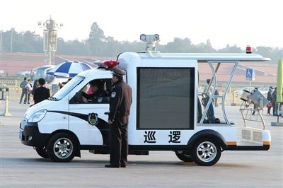 國慶節(jié)將至，昨日，天安門廣場增設(shè)新型巡邏車。該車配有遠(yuǎn)射燈、顯示大屏、車頂攝像頭等設(shè)備。圖/CFP