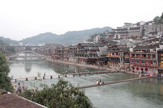 鳳凰古城以被吐槽七次高居最想吐槽榜榜首，而這七次吐槽全部來自在鳳凰古城隨機(jī)采訪的10名游客中。