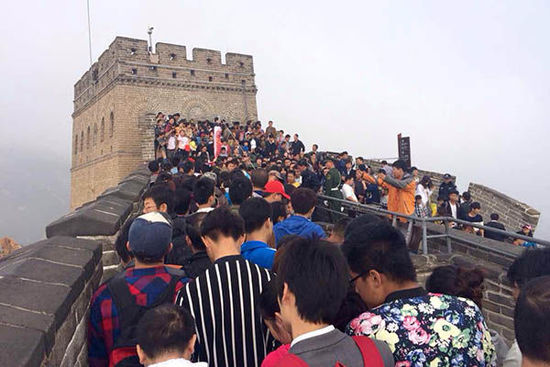北京八達(dá)嶺長城，游客在長城上艱難移動(dòng)。