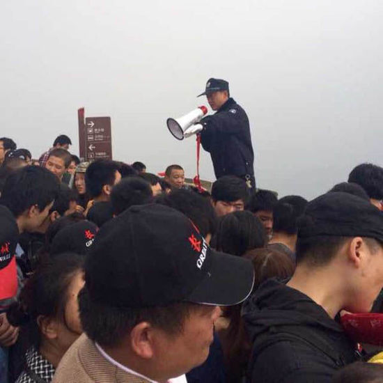 八達(dá)嶺長城上保安在維持秩序。