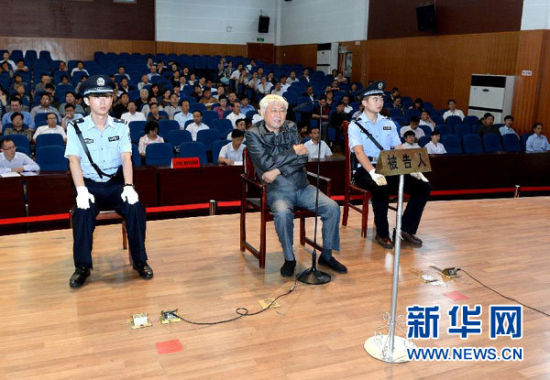 9月29日，方廣云在庭審現(xiàn)場(chǎng)。當(dāng)日，“合肥房叔”腐敗窩案核心人物方廣云在安徽省廬江縣出庭受審。 新華社記者 郭晨 攝