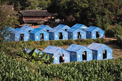 　昨日，云南省景谷縣永平鎮(zhèn)芒費(fèi)村地震中70受損戶，部分村民安置在帳篷里。