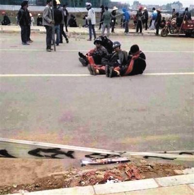 14日，沖突現(xiàn)場(chǎng)，幾名頭戴鋼盔的人被捆綁著。圖/東方IC