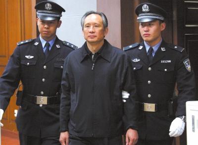 昨天，被告人張曙光在法庭上聽取宣判。新華社發(fā)