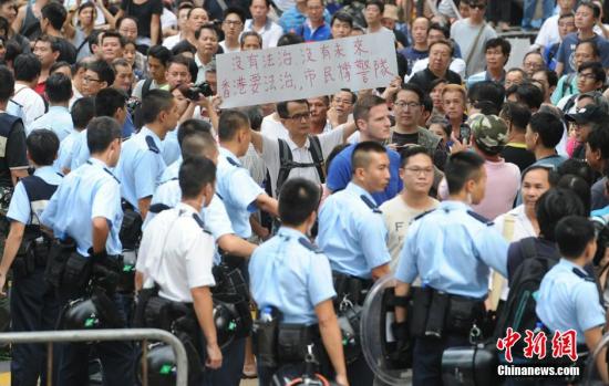 10月22日，有反對“占中”的市民前往旺角的非法占領(lǐng)區(qū)展示橫額，支持香港警隊。中新社發(fā) 譚達(dá)明 攝