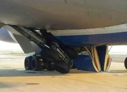 圖說：波音747貨機(jī)起落架發(fā)生故障。圖片來源：新浪微博網(wǎng)友圖（請私信“新民晚報(bào)新民網(wǎng)”以奉稿酬）