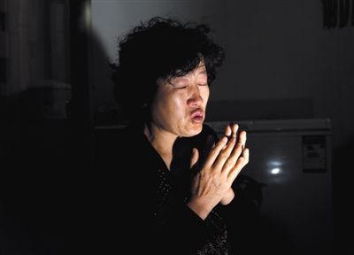 昨日,呼格吉勒?qǐng)D的媽媽尚愛云在內(nèi)蒙古呼市家中講述這些年來的上訪經(jīng)歷。本版圖片/新京報(bào)記者 郭鐵流