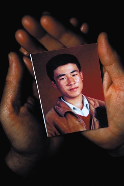 尚愛云捧著兒子的照片。