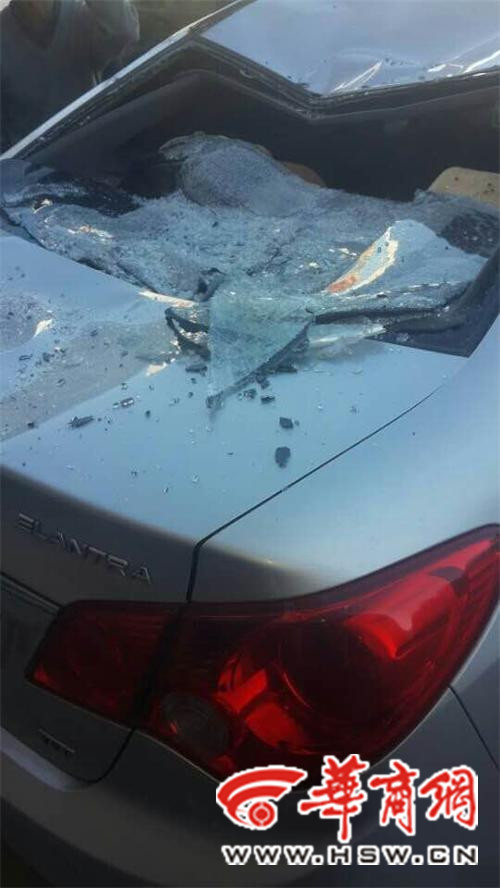 事發(fā)現(xiàn)場一輛伊蘭特轎車后擋風玻璃破碎，車頂被砸出坑。記者 祁銘 攝