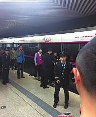 昨日18時57分，北京地鐵5號線惠新西街南口一女子遭遇不幸。昨晚9時記者在中日友好醫(yī)院發(fā)現(xiàn)女子已不幸身亡，女子遇險是被夾在安全門和地鐵門中間，列車啟動后掉下站臺。