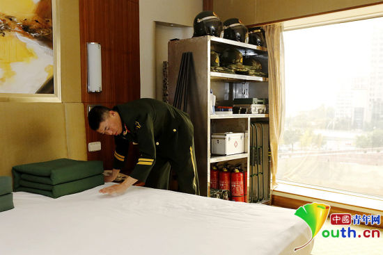 　11月7日，一名武警官兵在APEC駐地中國(guó)大飯店的房間內(nèi)整理內(nèi)務(wù)。