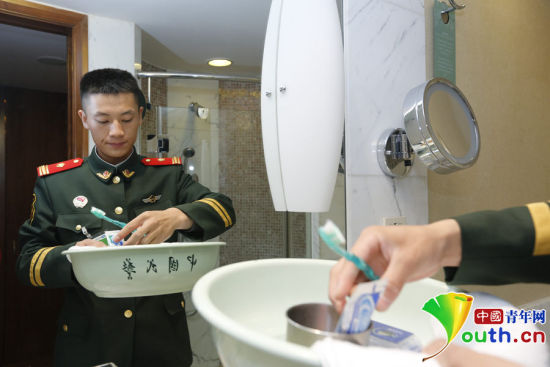 駐守APEC駐地中國(guó)大飯店的武警官兵將自己平時(shí)使用的臉盆、毛巾等帶到酒店房間。