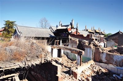 大同市文廟附近開發(fā)的一片仿古四合院，附近基礎設施建設已停工，周圍都是廢墟。