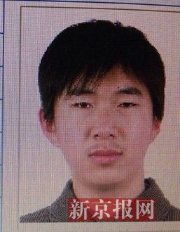犯罪嫌疑人李小龍，27歲，唐山樂亭人。村干部說李小龍經(jīng)常把自己關在家里