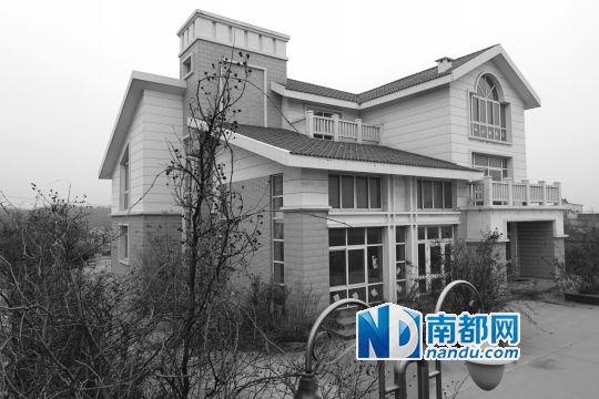 　馬超群在赤土山村村委會旁的別墅，就是以“自來水維護站”的名義拿的地。