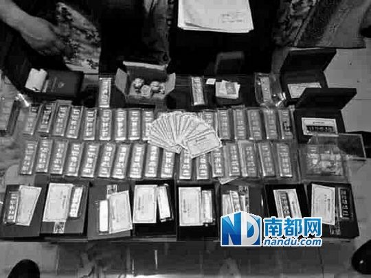 　馬超群家中金條清點現(xiàn)場。