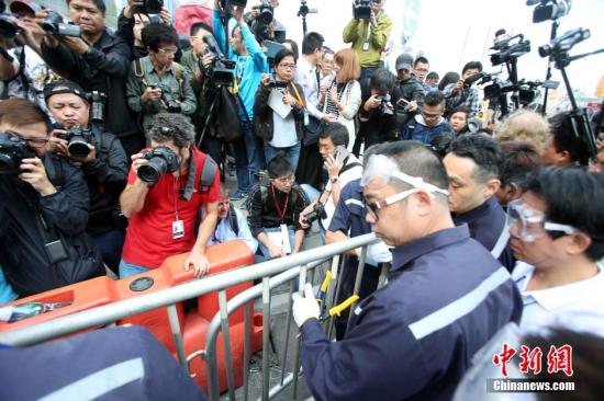 11月18日上午，香港法庭頒令執(zhí)達(dá)主任展開清除在金鐘中信大廈外的障礙物，先后清理了龍匯道上的鐵馬，警