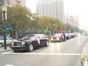 豪華婚禮車隊(duì)。(網(wǎng)友供圖)