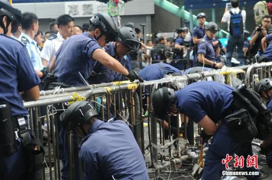 11月26日，香港法庭執(zhí)達(dá)主任在旺角彌敦道執(zhí)行禁制令，清除非法障礙物，后因受阻而要求警方協(xié)助執(zhí)行。